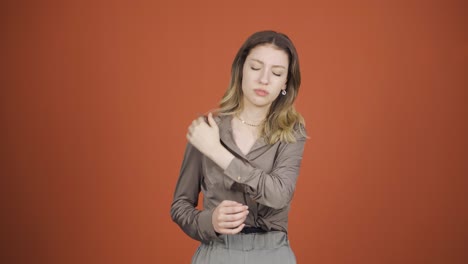 Young-woman-with-shoulder-pain.